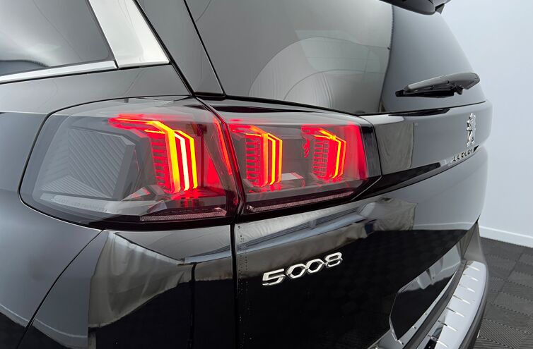 PEUGEOT 5008 SUV Essence