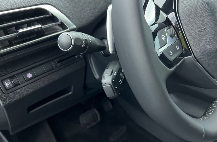 PEUGEOT 5008 SUV Essence