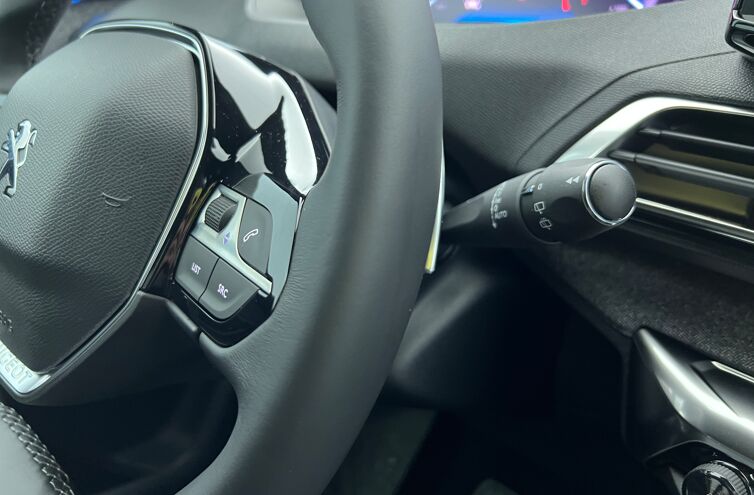 PEUGEOT 5008 SUV Essence