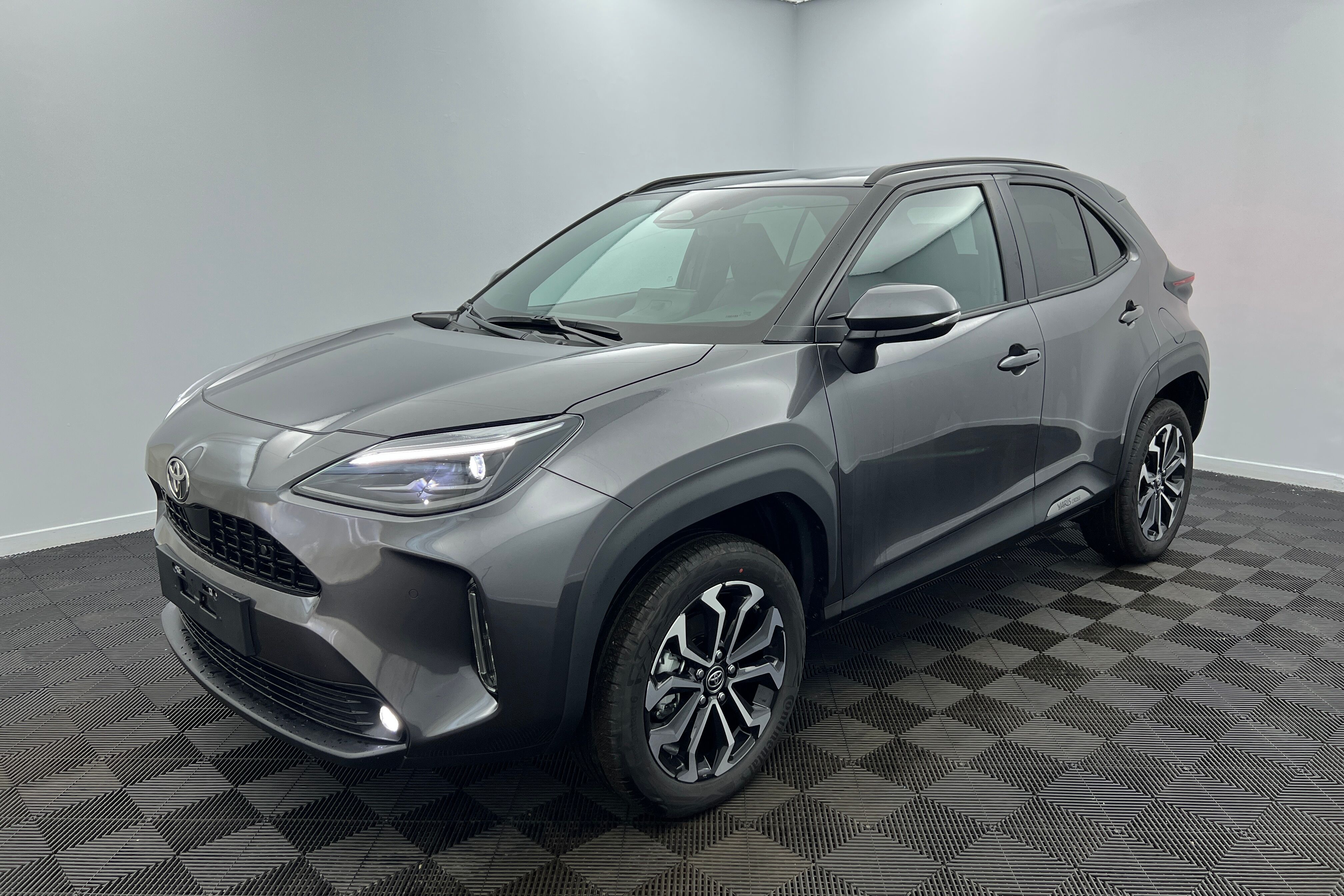 Acheter TOYOTA Yaris Cross Hybride 130h 2WD Design Gris Atlas avec 1950 d equipements inclus chez un mandataire auto