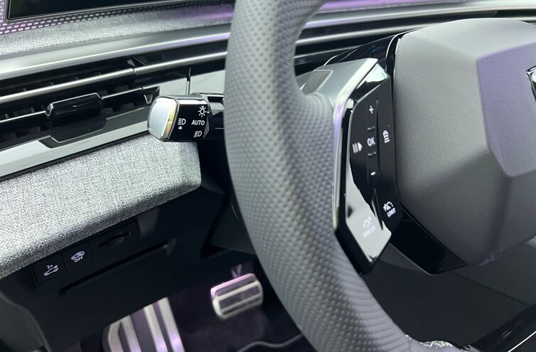 PEUGEOT 3008 SUV Hybride Essence