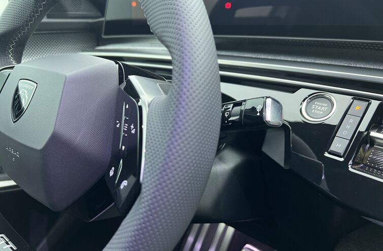 PEUGEOT 3008 SUV Hybride Essence