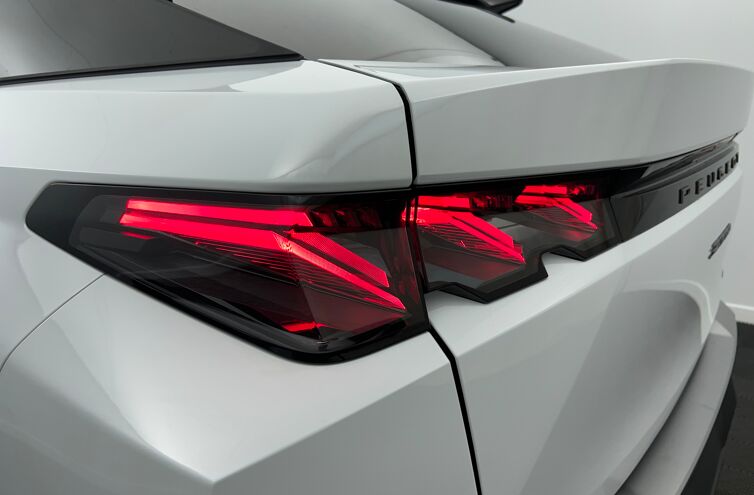 PEUGEOT 3008 SUV Hybride Essence