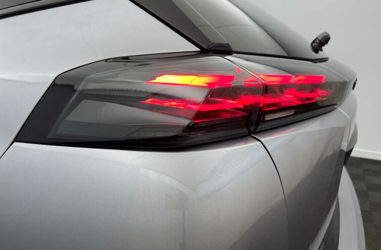 PEUGEOT 2008 SUV Hybride Essence