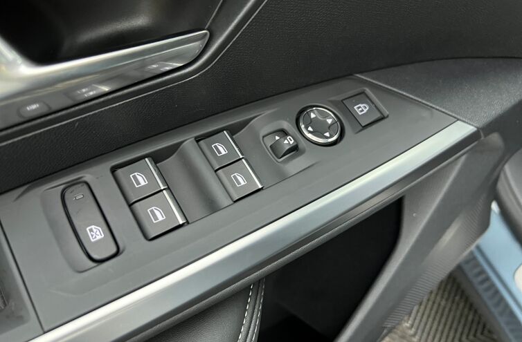 PEUGEOT 3008 SUV Hybride Essence