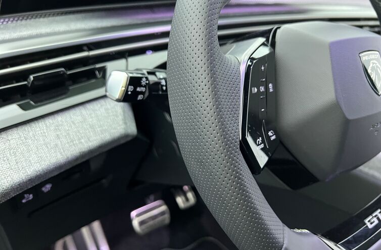 PEUGEOT 3008 SUV Hybride Essence