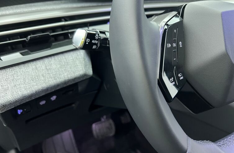 PEUGEOT 5008 SUV Hybride Essence