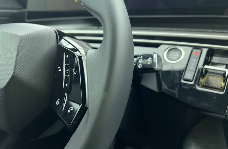 PEUGEOT 5008 SUV Hybride Essence
