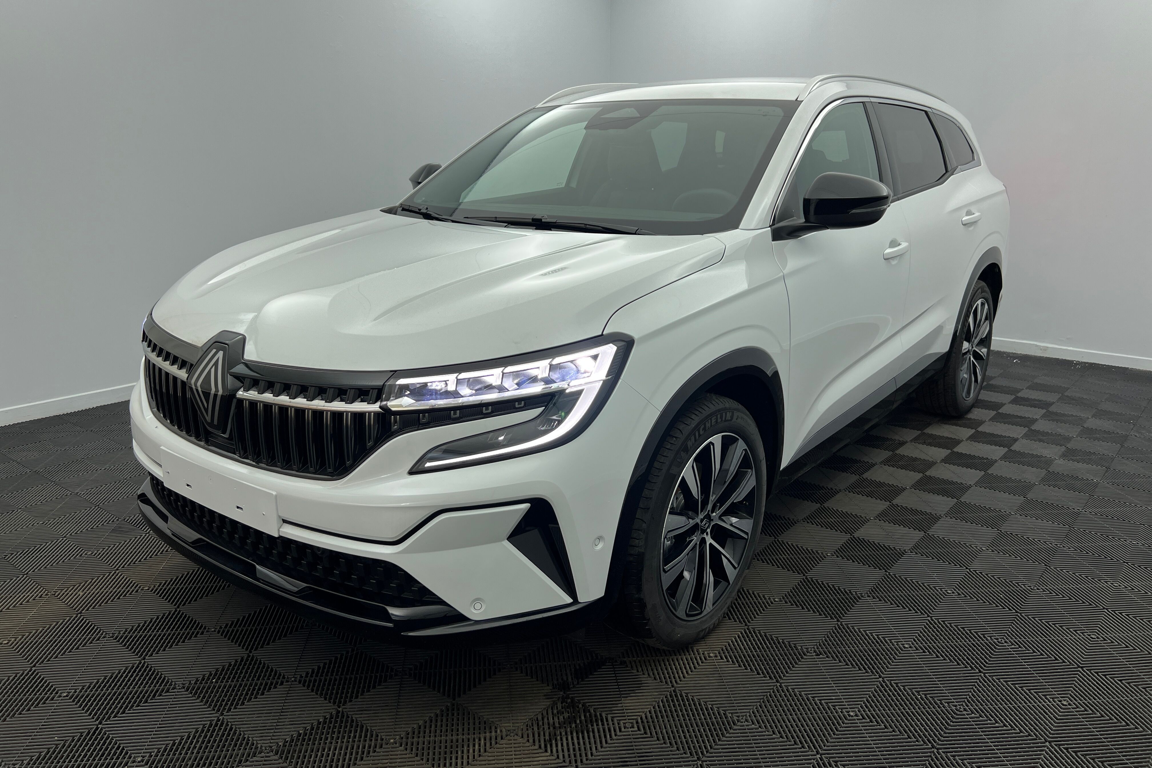 Acheter RENAULT Espace E-Tech full hybrid 200 Techno Blanc Nacre avec 1950 d equipements inclus chez un mandataire auto