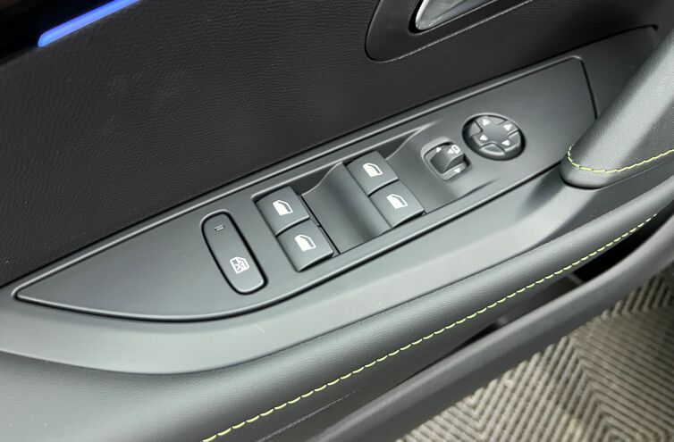 PEUGEOT 208 Citadine Hybride Essence