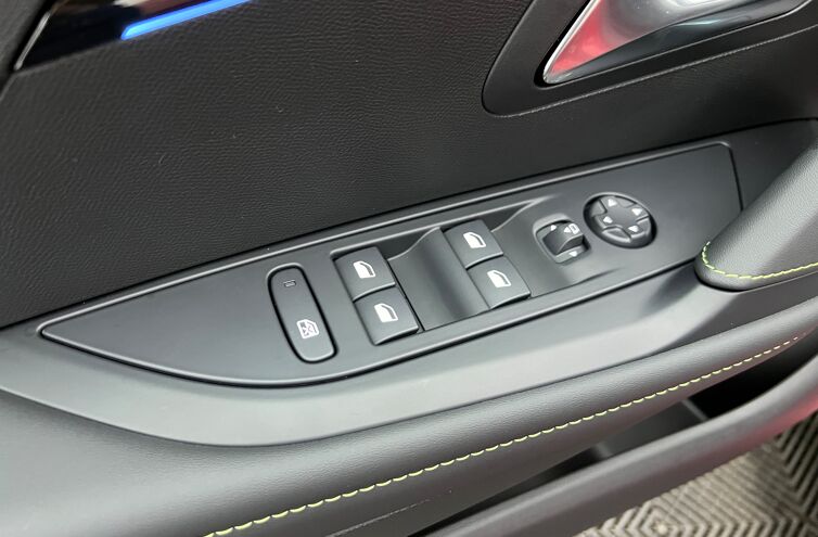 PEUGEOT 208 Citadine Hybride Essence