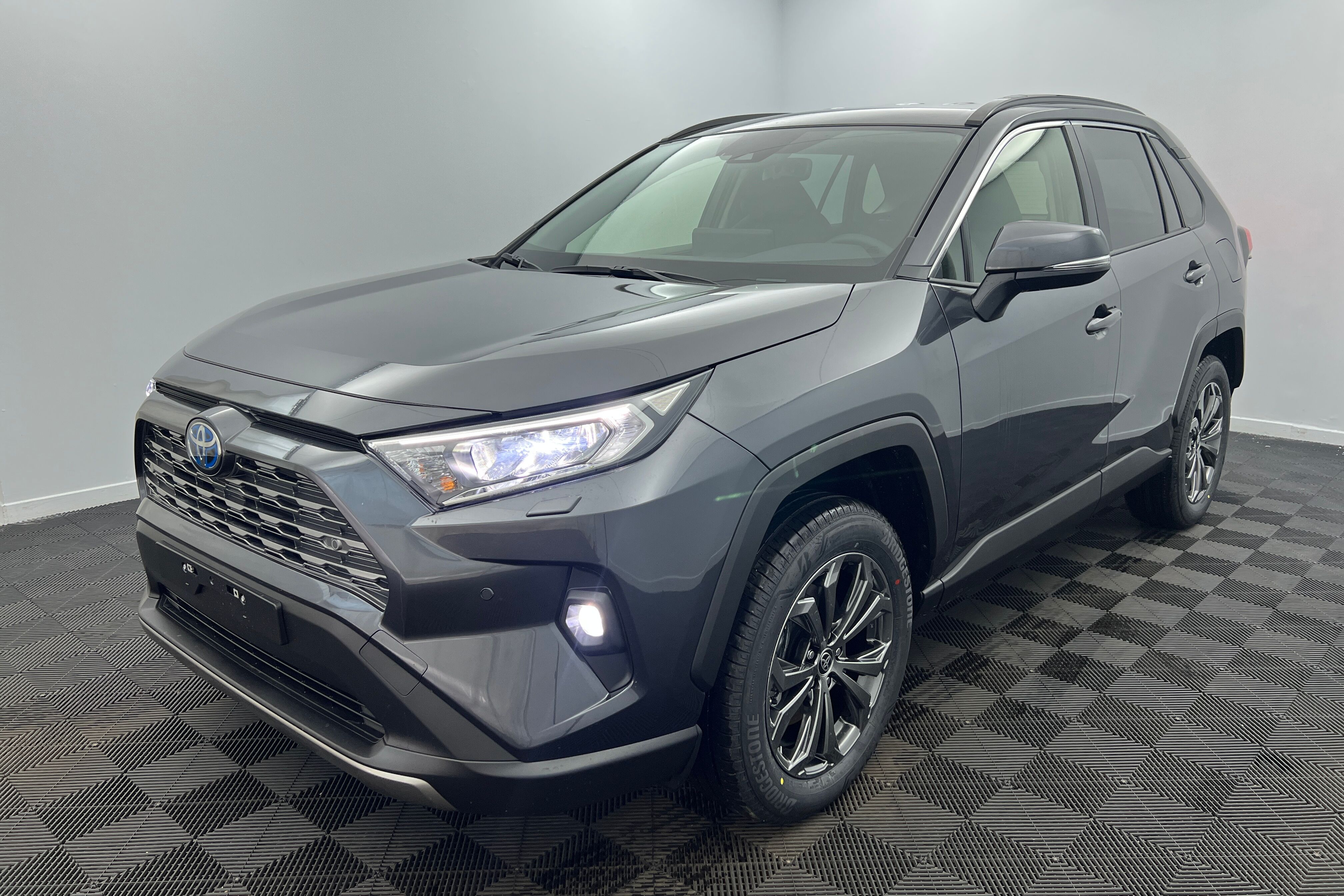 Acheter TOYOTA Rav4 Hybride 218 ch 2WD Dynamic Gris Atlas avec 2850 d equipements inclus chez un mandataire auto