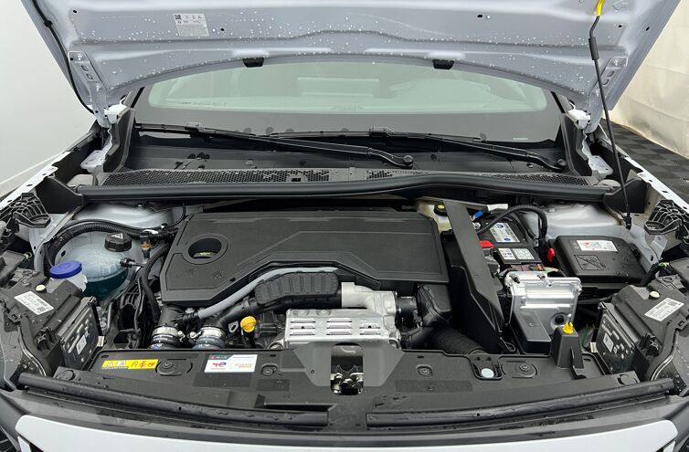 PEUGEOT 2008 SUV Hybride Essence