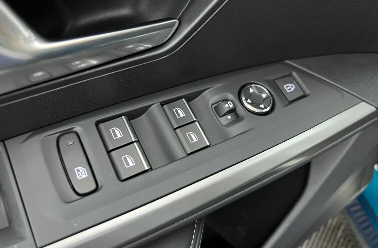 PEUGEOT 3008 SUV Hybride Essence