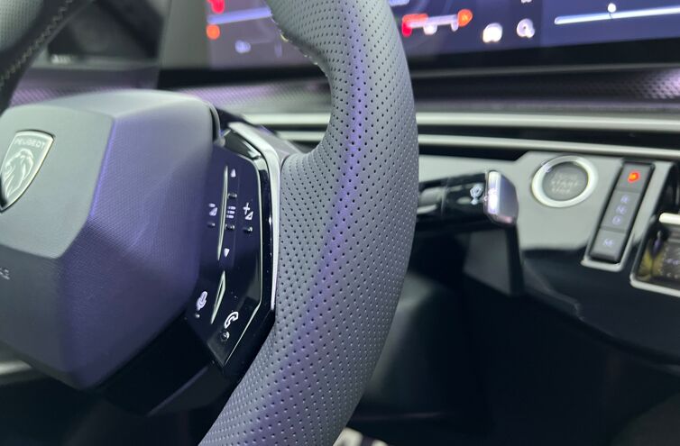 PEUGEOT 3008 SUV Hybride Essence