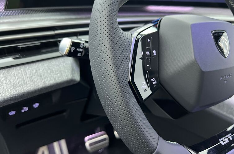 PEUGEOT 3008 SUV Hybride Essence