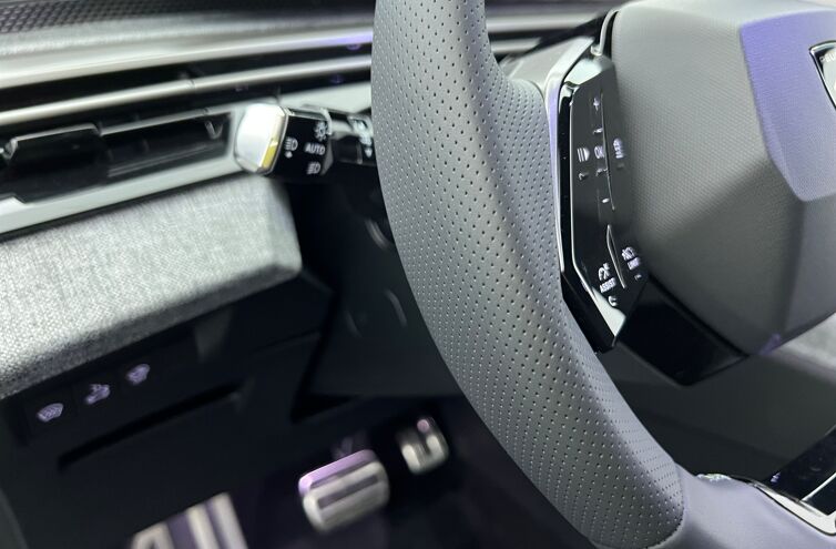 PEUGEOT 3008 SUV Hybride Essence