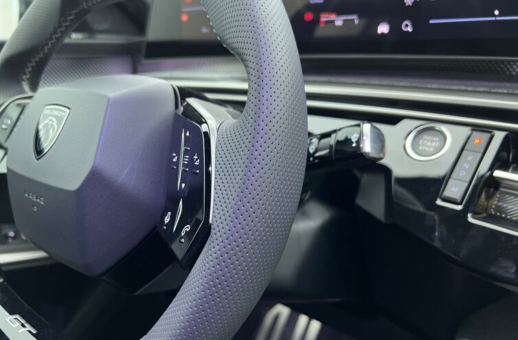PEUGEOT 3008 SUV Hybride Essence