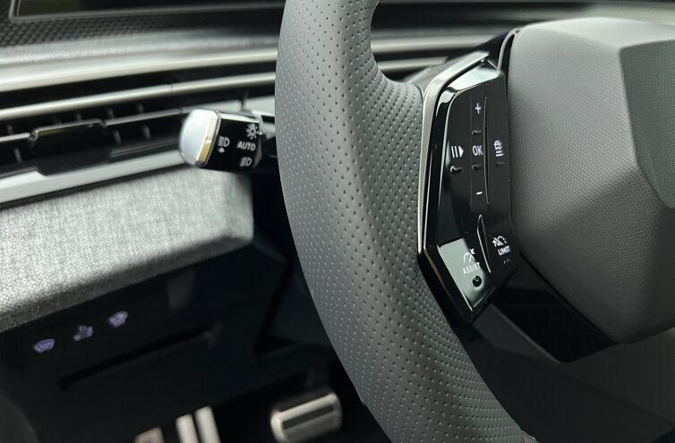 PEUGEOT 3008 SUV Hybride Essence