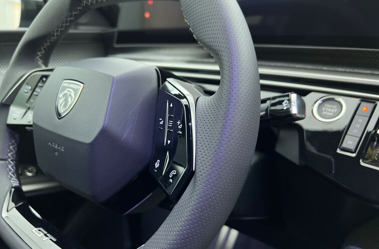 PEUGEOT 3008 SUV Hybride Essence