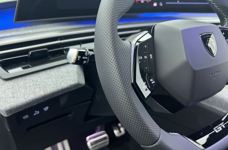 PEUGEOT 3008 SUV Hybride Essence