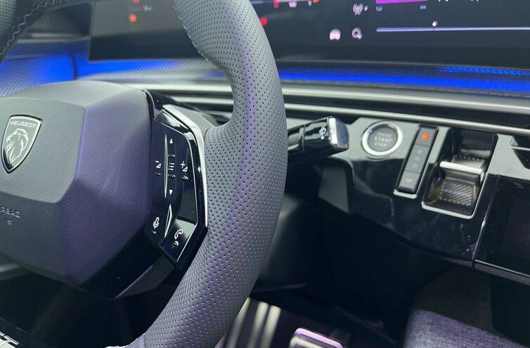 PEUGEOT 3008 SUV Hybride Essence