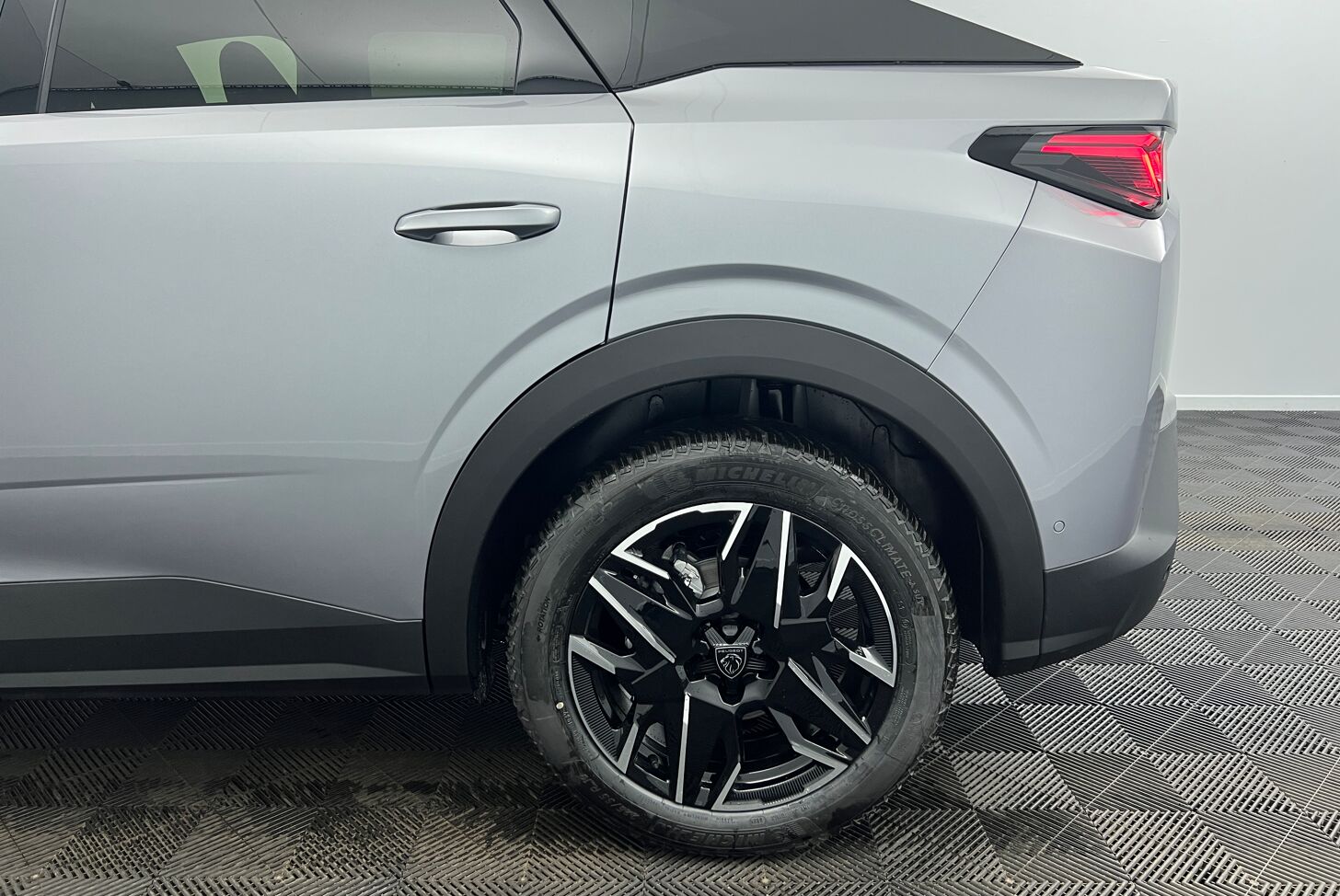 PEUGEOT 3008 SUV Hybride Essence