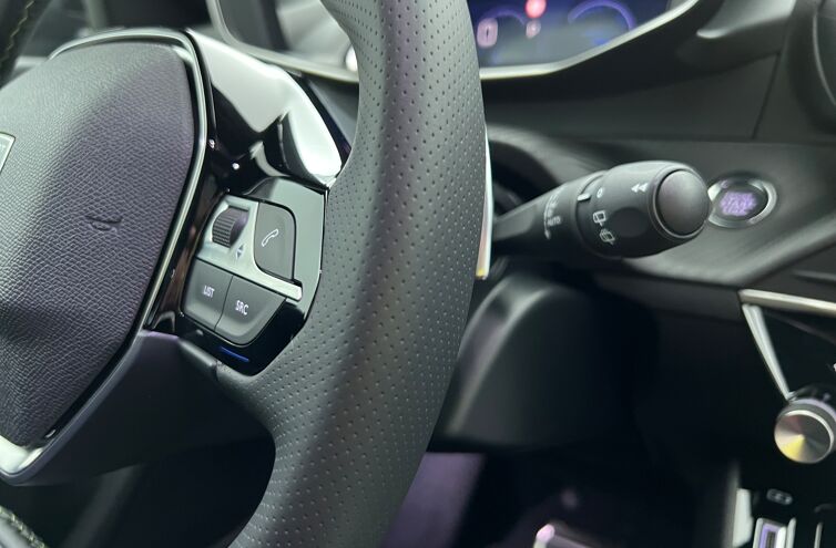 PEUGEOT 2008 SUV Hybride Essence