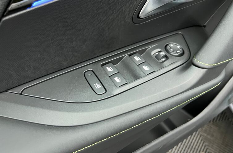 PEUGEOT 2008 SUV Hybride Essence