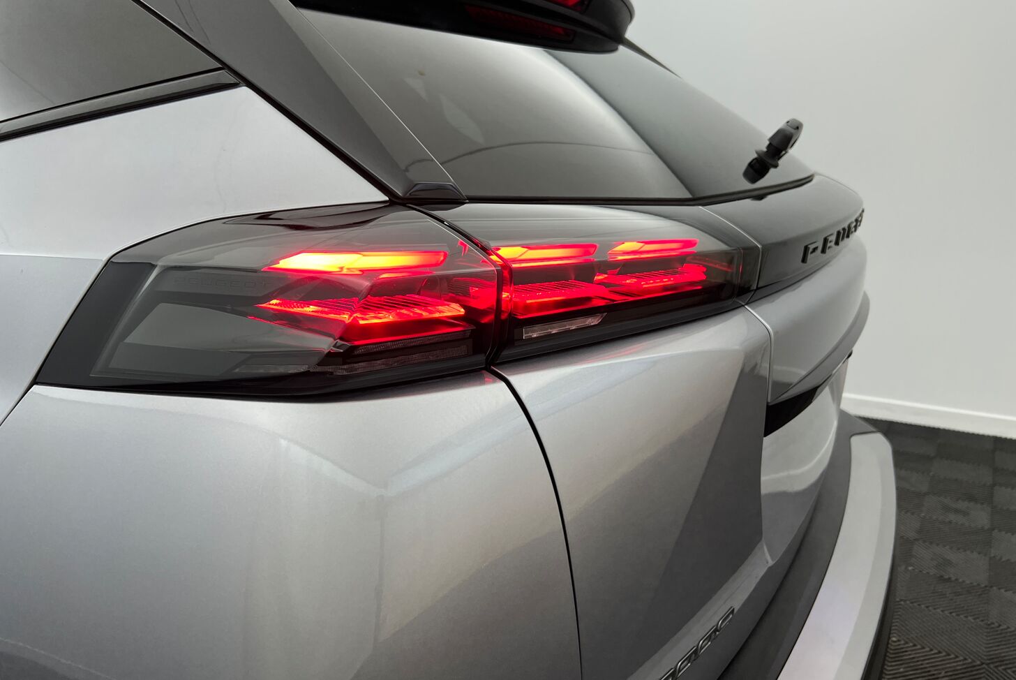 PEUGEOT 2008 SUV Hybride Essence