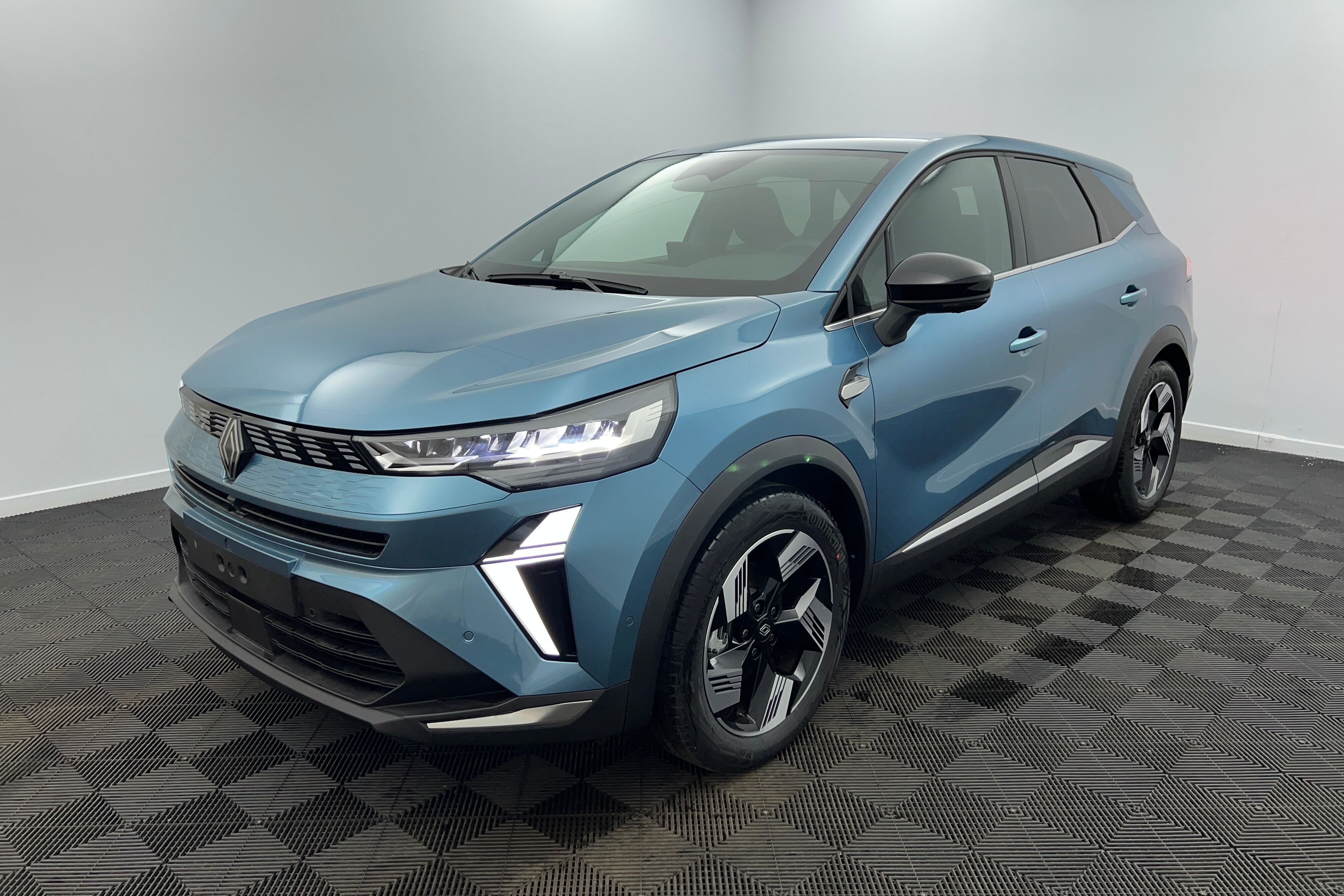 E-tech full hybrid 145 bleu mercure avec 1850 d'quipements inclus