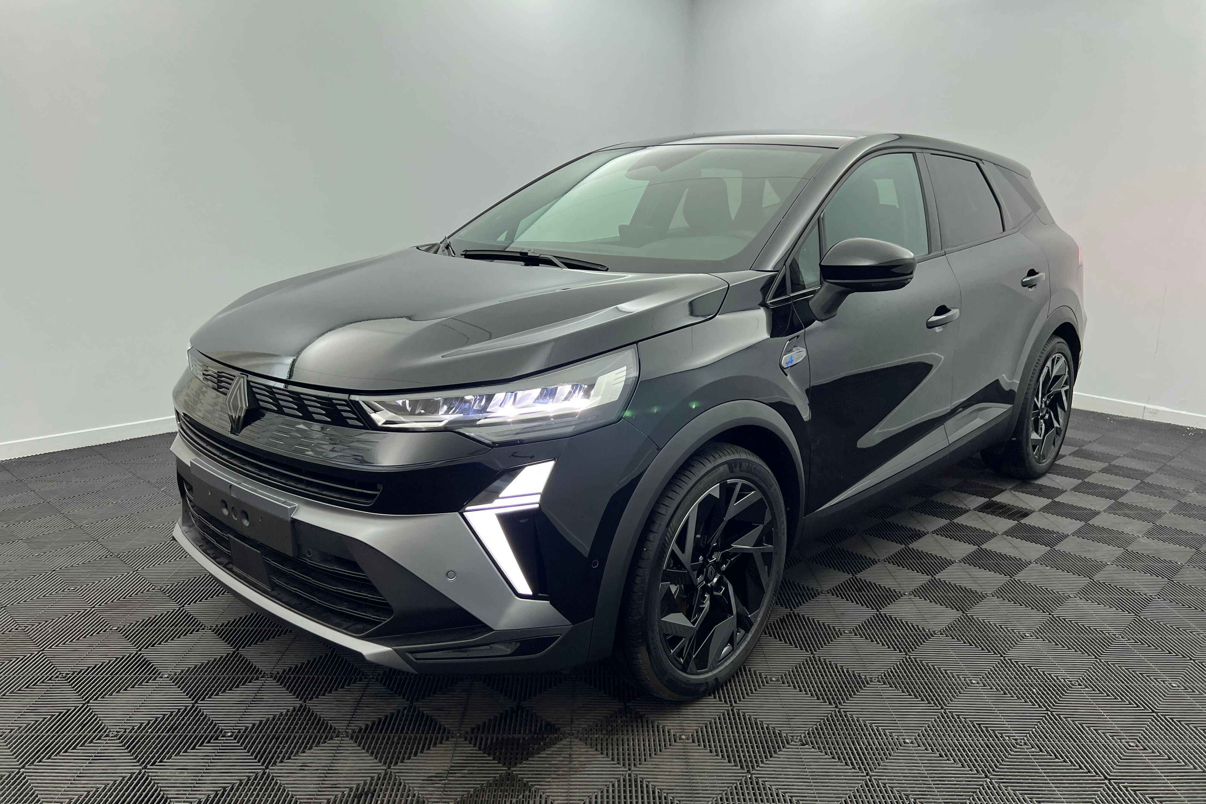 E-tech full hybrid 145 noir etoil avec 2000 d'quipements inclus