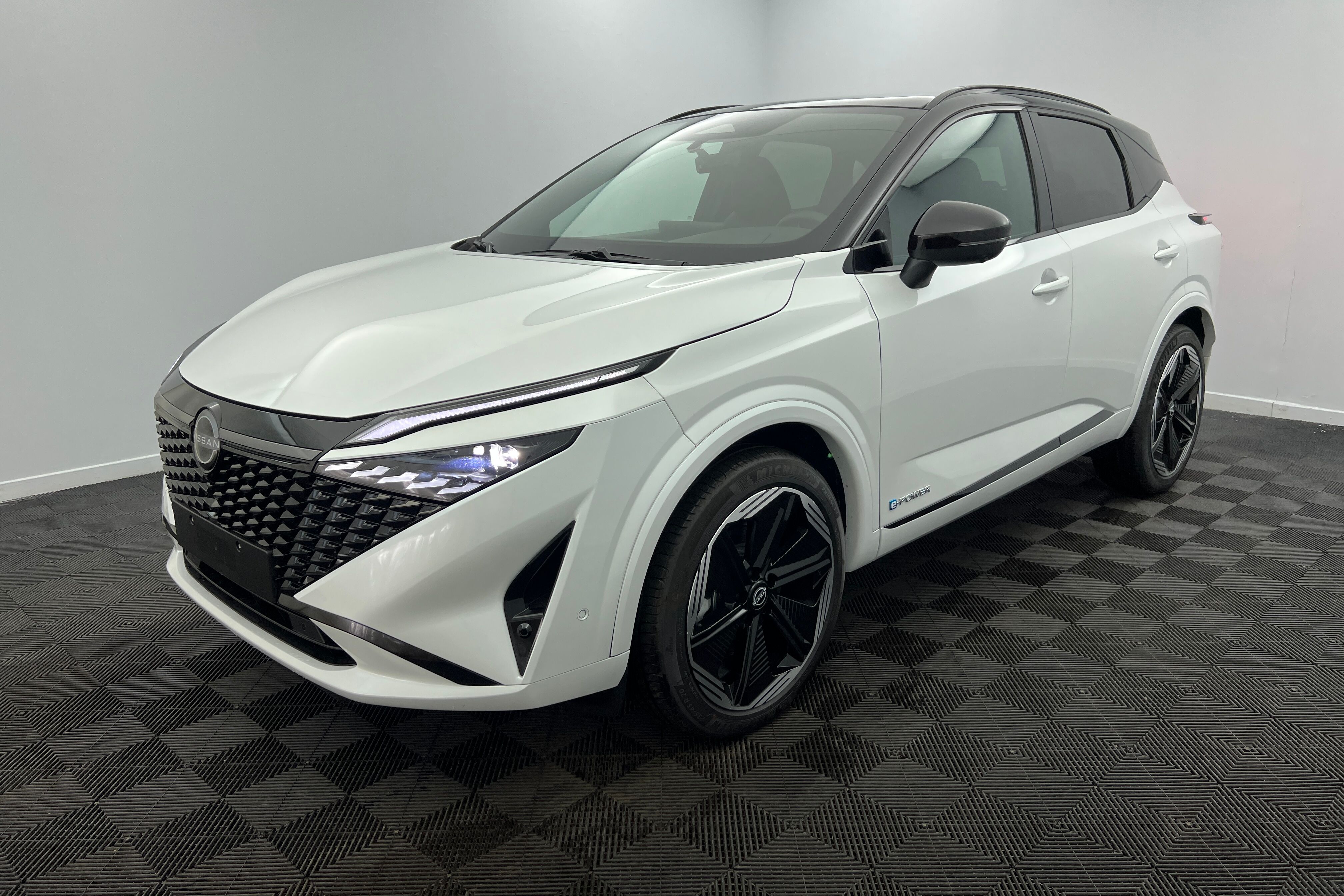 E-power 190 ch blanc nacr toit noir avec 2550 d'quipements inclus