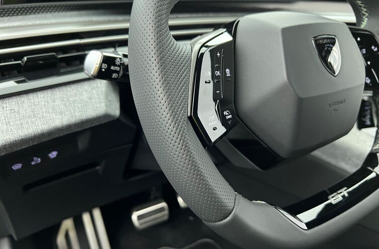 PEUGEOT 3008 SUV Hybride Essence