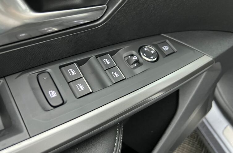 PEUGEOT 3008 SUV Hybride Essence