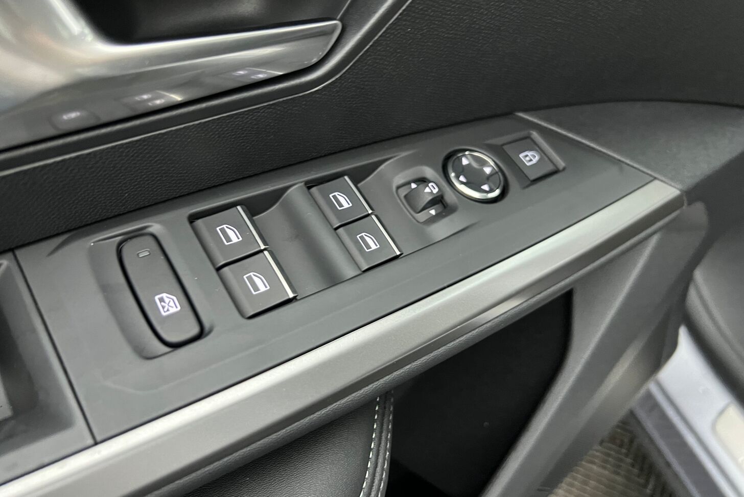 PEUGEOT 3008 SUV Hybride Essence