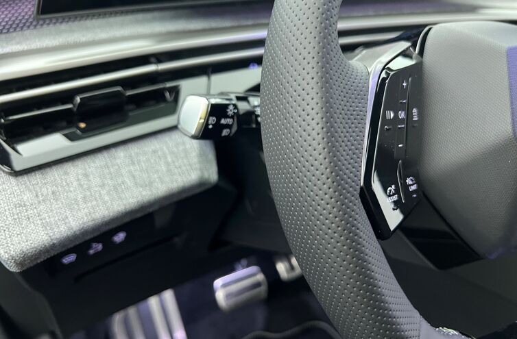 PEUGEOT 3008 SUV Hybride Essence