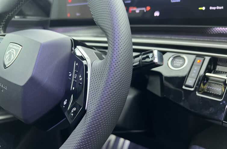 PEUGEOT 3008 SUV Hybride Essence