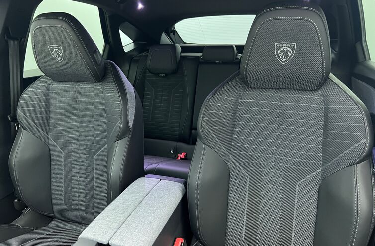 PEUGEOT 3008 SUV Hybride Essence