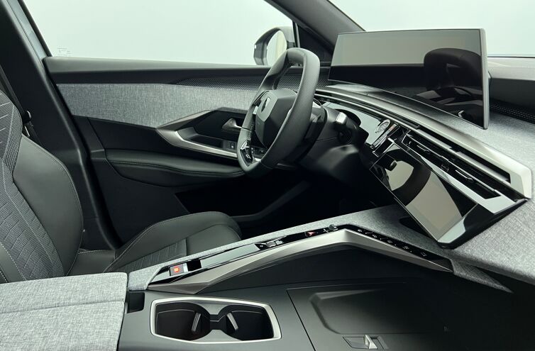 PEUGEOT 5008 SUV Hybride Essence