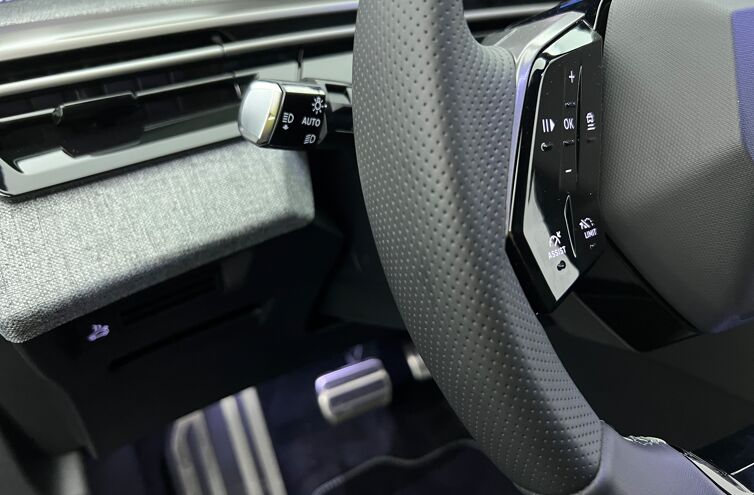 PEUGEOT 5008 SUV Hybride Essence