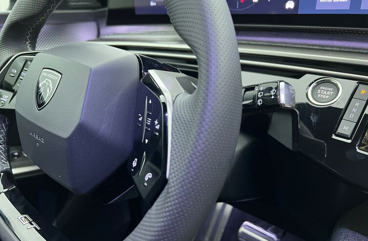 PEUGEOT 5008 SUV Hybride Essence