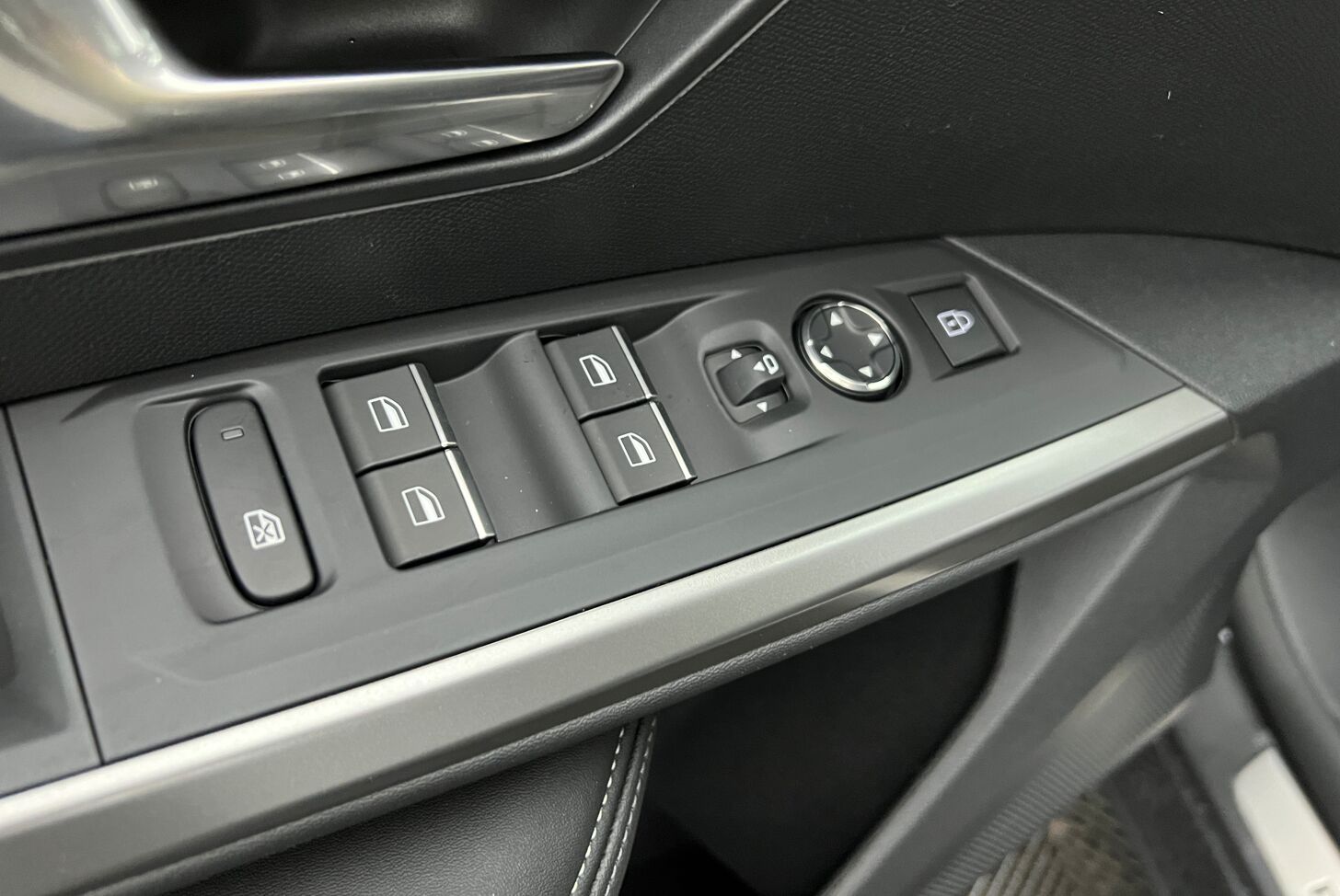 PEUGEOT 5008 SUV Hybride Essence