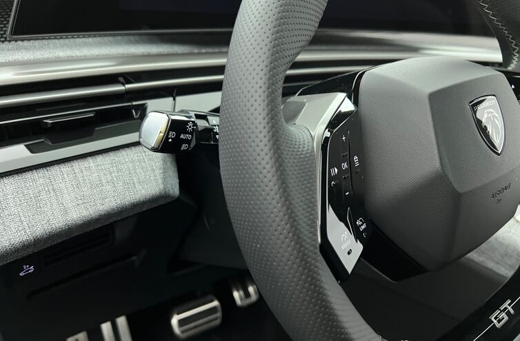 PEUGEOT 5008 SUV Hybride Essence