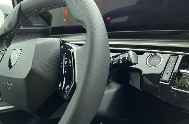 PEUGEOT 5008 SUV Hybride Essence