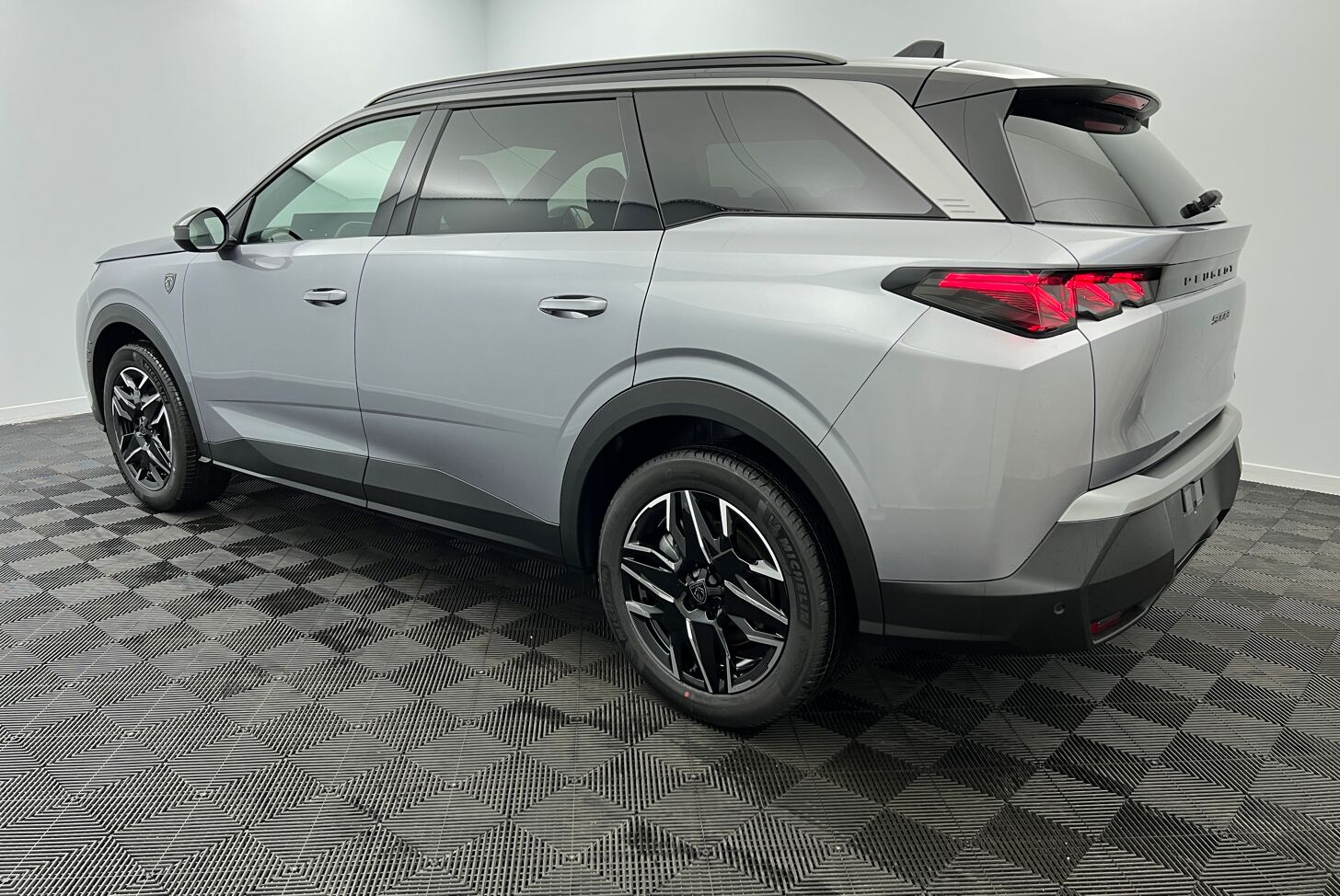 PEUGEOT 5008 SUV Hybride Essence