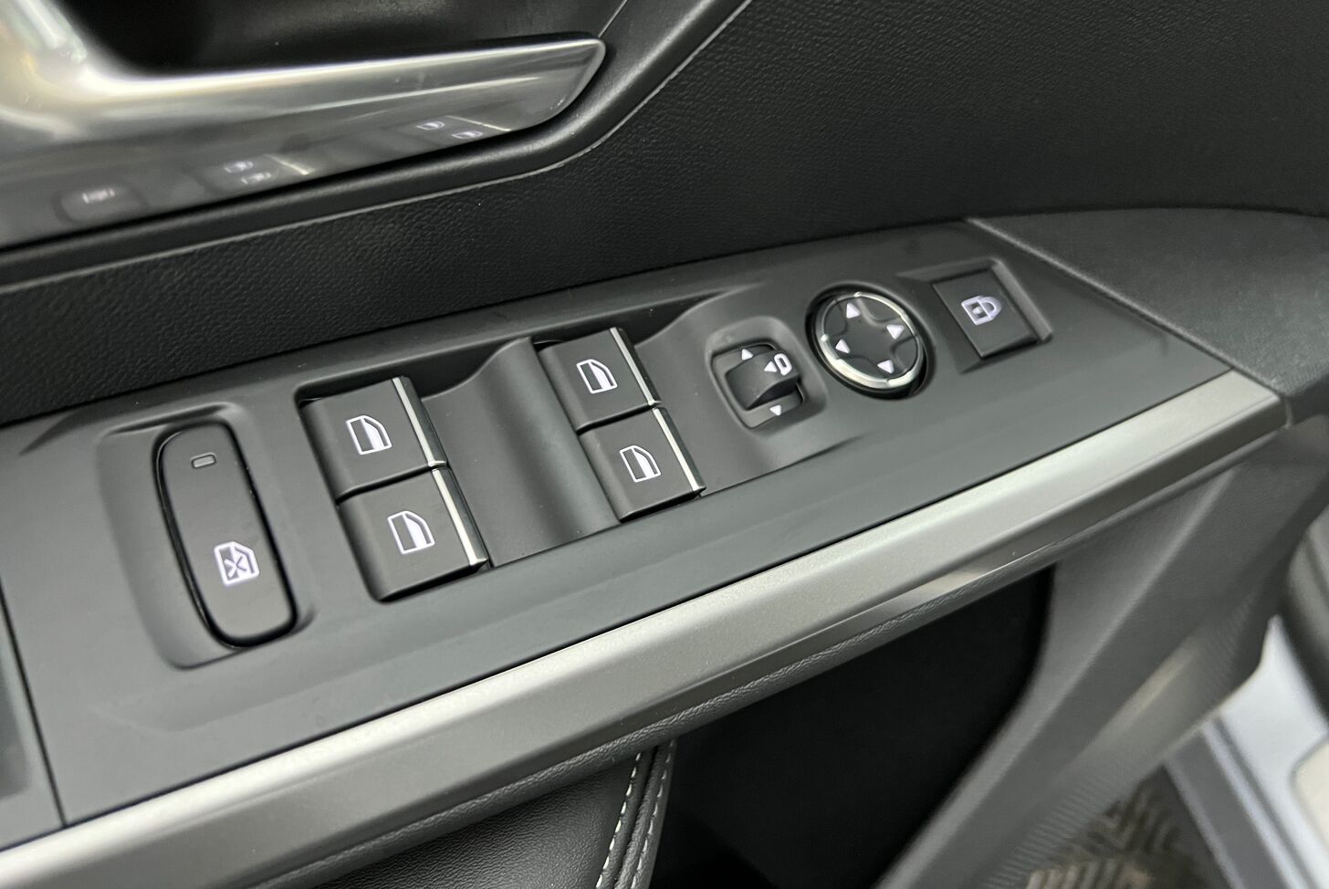 PEUGEOT 5008 SUV Hybride Essence