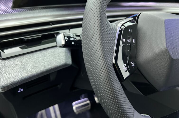 PEUGEOT 5008 SUV Hybride Essence