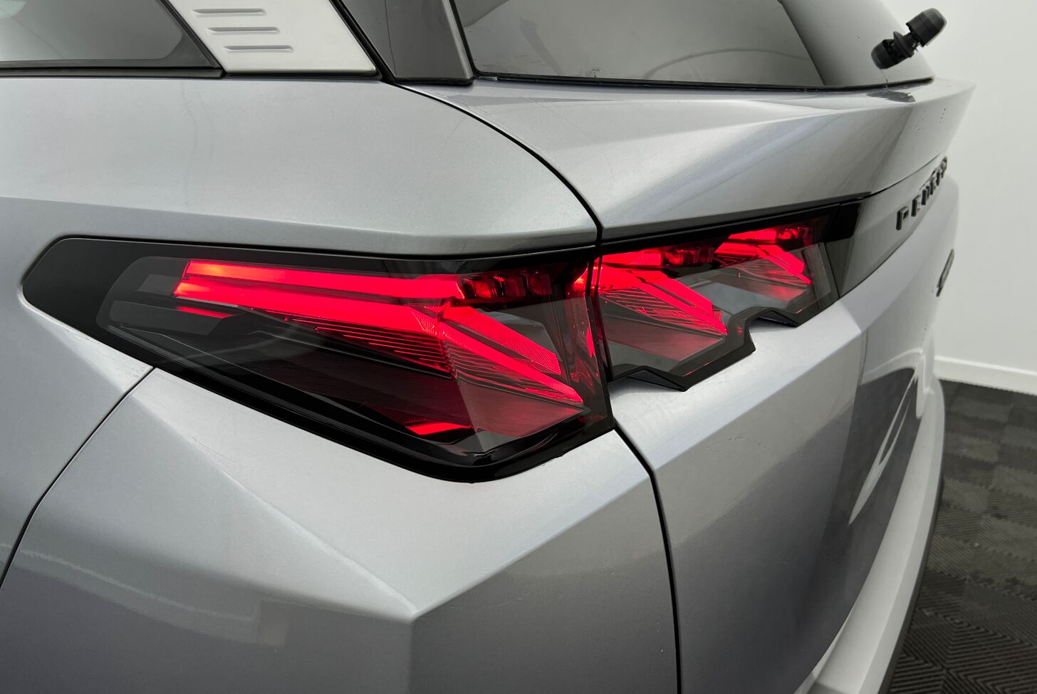 PEUGEOT 5008 SUV Hybride Essence