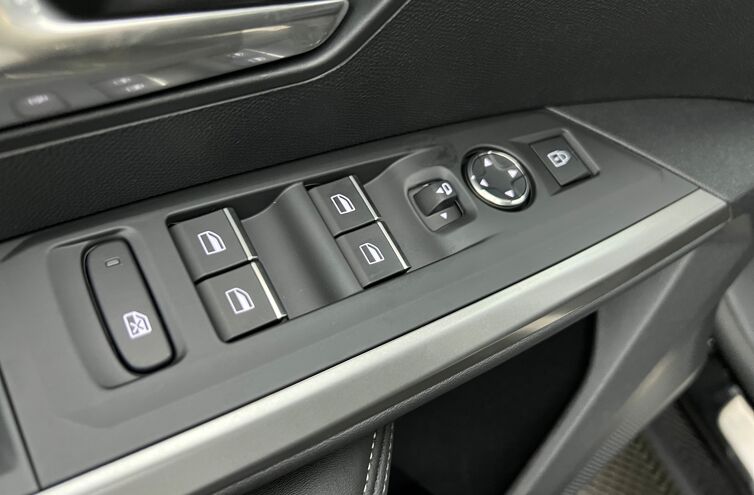 PEUGEOT 5008 SUV Hybride Essence